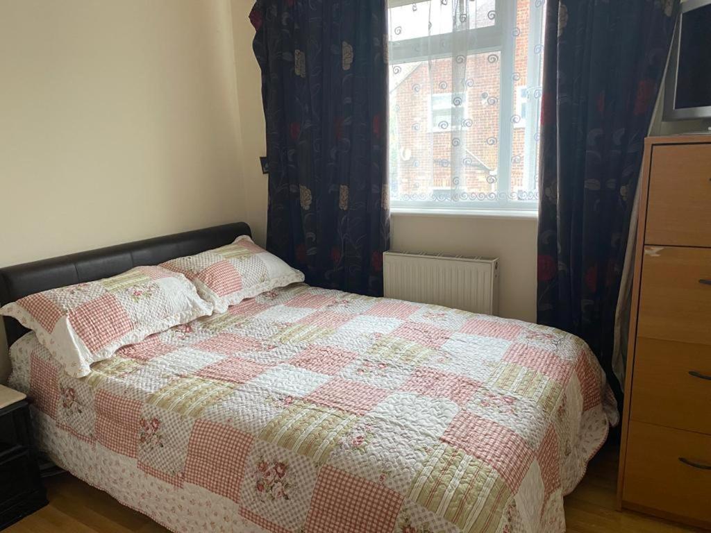 Specious Room In Northolt Exteriér fotografie